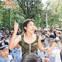 四十八歲女子高喊口號，被警方帶走。