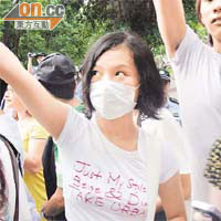 少女擔心秋後算帳，戴口罩集會。