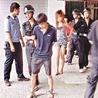 東莞警方早前押妓女與馬伕遊街示眾。	資料圖片