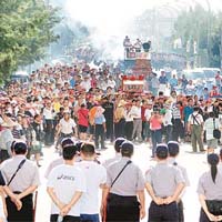 鄉民於台塑六輕廠房外抗議，與警方對峙。