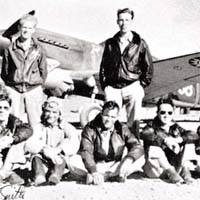 抗戰時期飛虎隊成員在戰機前合照。	(資料圖片)