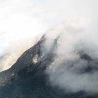火山爆發後，冒出的濃煙瀰漫天空。