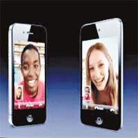 第四代iPod Touch（右）將和iPhone 4（左）一樣有FaceTime視像通話功能。