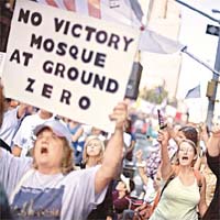 反對者在紐約街頭高舉橫額，表明「世貿遺址不要勝利清真寺」。