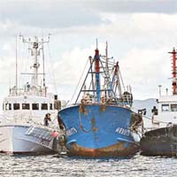 日本海上保安廳兩艘巡邏船，將中國漁船拖至沖繩石垣港附近海域，重組撞船情況。	(新華社圖片）