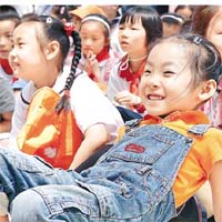 養育子女是父母的重擔。	資料圖片