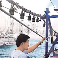 保釣船由台灣海巡署船艦護航折返。	中華保釣協會提供