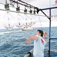 黃錫麟一度朝日艦方向扔擲玻璃瓶抗議。	中華保釣協會提供