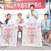 黃錫麟（右二）返台後講述被日本艦艇攔截的經過。	張偉御攝