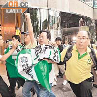 本港保釣行動委員會成員衝擊日本總領事館。	黃仲民攝