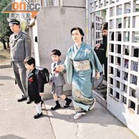 在○五年的反日浪潮期間，上海保安人員在日本人學校加強戒備。(資料圖片)