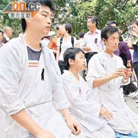 詹其雄的兒子（中）代父送別詹老太。(特派記者廈門圖片)