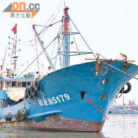 閩晉漁5179號的船頭有與日艦碰撞的大洞（箭嘴示）。