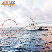 日艦前日阻止台灣保釣船靠近釣魚島（紅圈示）。	(中華保釣協會提供)