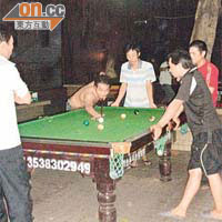 永達的員工下班後打桌球消遣。	黃少君攝