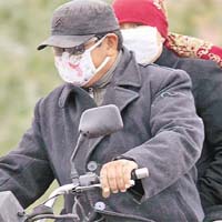 新疆氣溫急降，民眾已紛紛穿上厚衣。	(新華社圖片）
