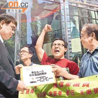 社民連成員向日本駐港總領事館職員遞交抗議信。	陸智豪攝