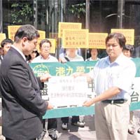 港九勞工社團聯會向日本駐港總領事館職員遞交抗議信。