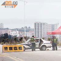 邊防武警在進入深滬鎮的主要路口檢查往來車輛。	特派記者福建傳真