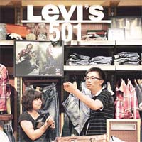 在上海Levi's專門店，顧客選購牛仔褲。	資料圖片