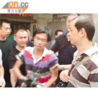 大批記者湧到詹家，便衣公安阻擋記者採訪。	(特派記者福建傳圖片)