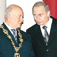 被革職的盧日科夫（左）出任莫斯科市長逾十八年，被視為總理普京（右）的親信。	資料圖片	