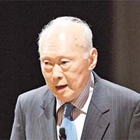 李光耀因胸腔感染入院。	資料圖片