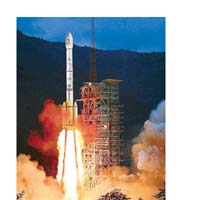 長征三號丙搭載嫦娥二號升空。	(新華社圖片）