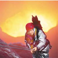 麥克利攀落火山口近距離拍攝熔岩。
