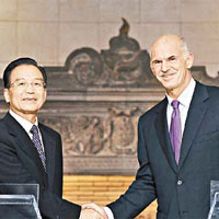 溫家寶與希臘總理帕潘德里歐，共同會見記者。(新華社圖片）