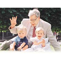愛德華茲被譽為試管嬰兒之父。圖為他與兩名試管嬰兒合照。	(資料圖片)