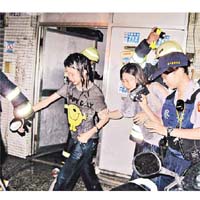 獲救女童全身濕透
