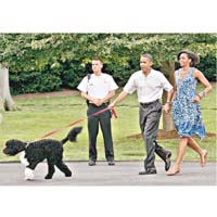 奧巴馬經常被阿寶牽着走。	資料圖片