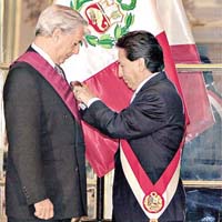 略薩○一年獲秘魯前總統托萊多頒授最高榮譽勳章。	（資料圖片）