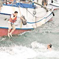 台灣保釣人士出海受阻，跳到海中抗議。	張偉御攝	