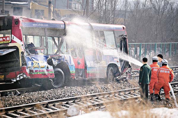 新疆火車撞巴士3死85傷