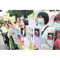 台三萬五人示威反勞保改革
