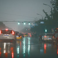京城突降豪雨白晝如夜大塞車