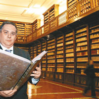 意圖書館總監偷4000古籍出售