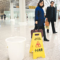 深圳機場水桶陣迎客