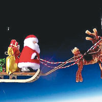 玩具聖誕老人綁氣球遊太空