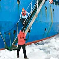 俄輪訪南極困浮冰 澳洲三破冰船馳援