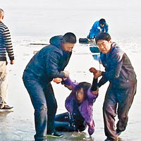 三學生墮冰湖市民人鏈救命
