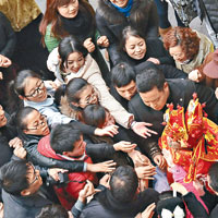 路人爭崩頭扯碎5元利是