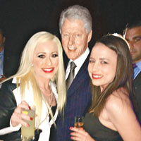 克林頓出席活動與兩妓女合照