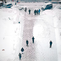 新疆春雪酷寒機場跑道關閉