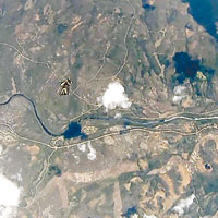 挪威漢高空跳傘險遭殞石擊中