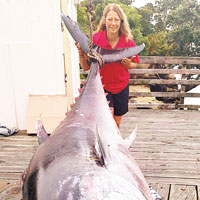 紐婦釣獲411公斤藍鰭吞拿魚