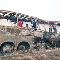 墨西哥巴士撼櫃車33人燒死