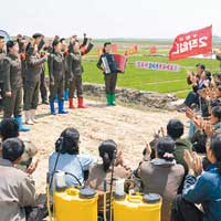 北韓樂團為農民打氣